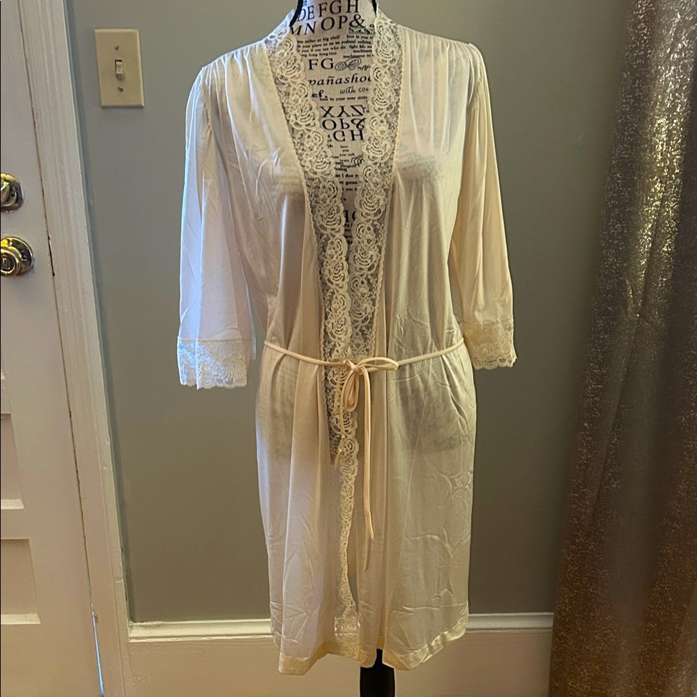 Miss Elaine Cream Lace-Trimmed Robe